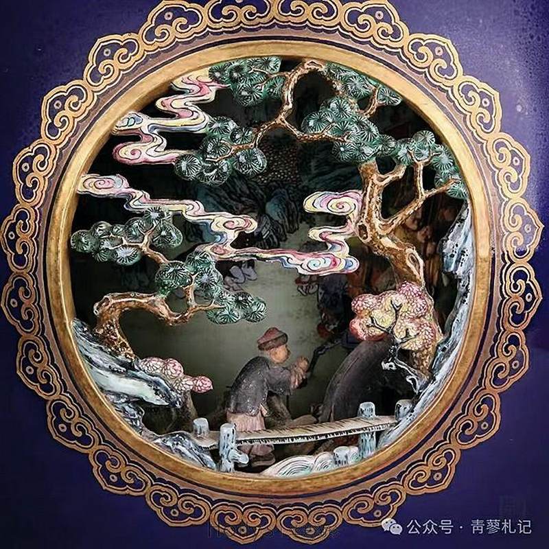 清乾隆 蓝地描金开光镂雕粉彩四季花卉套瓶 - 图38