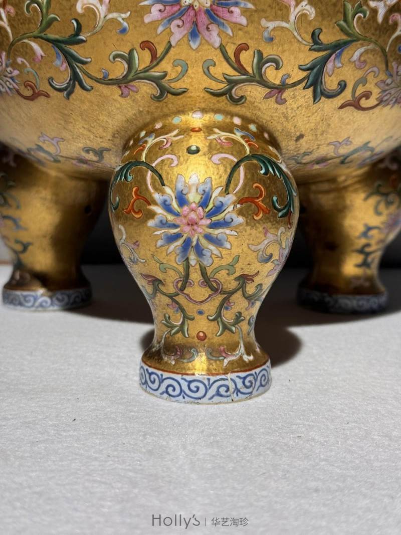 清乾隆 御制金地粉彩番莲八吉祥纹朝天耳三足炉（配盖、座） - 图37