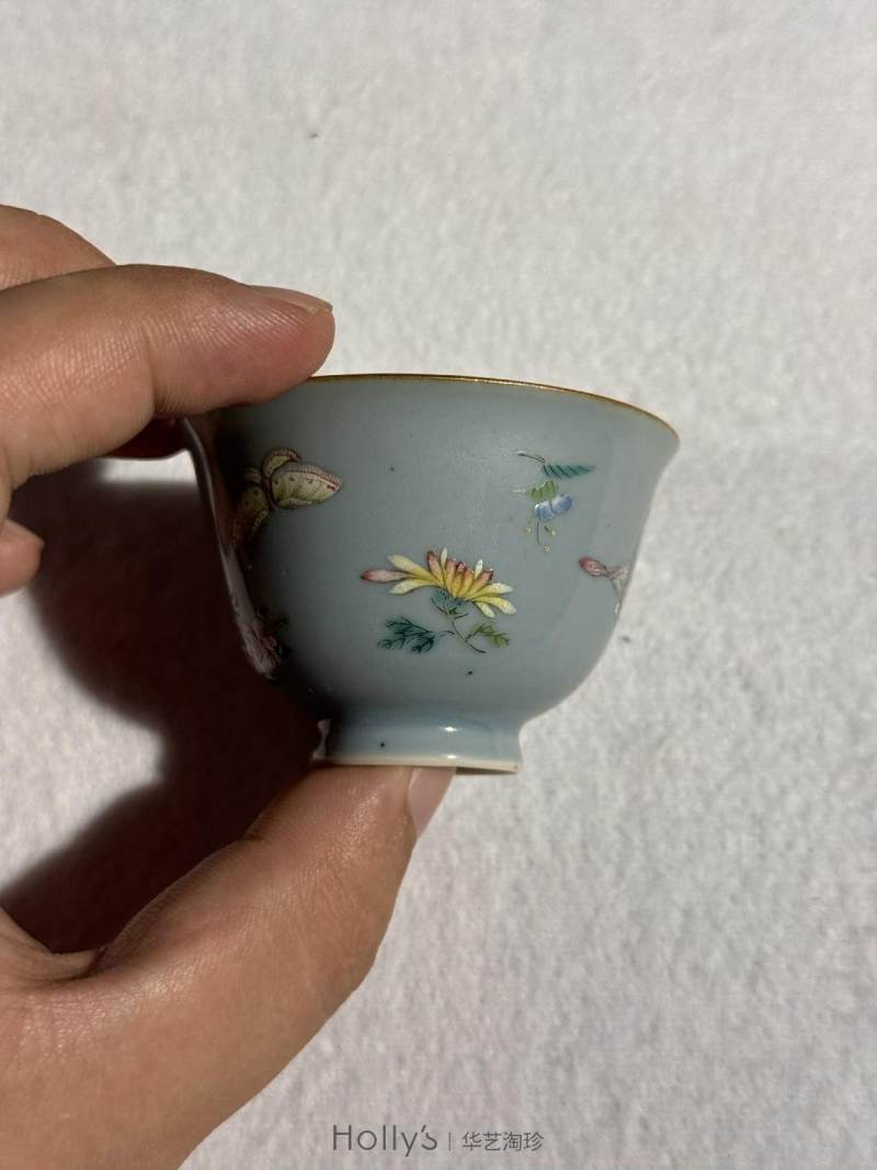 清乾隆 天蓝釉粉彩花蝶杯 - 图12