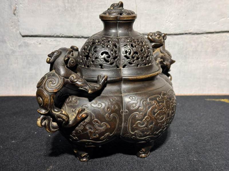 清乾隆 铜夔凤纹龙耳海棠式薰炉 - 图14