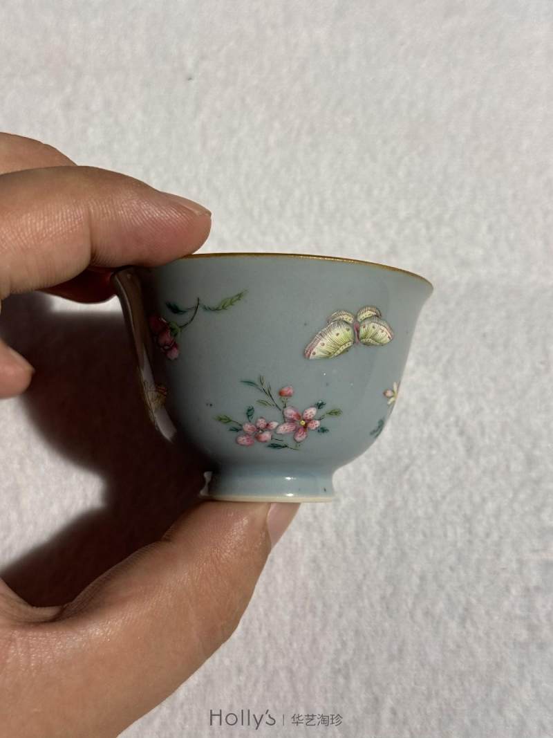清乾隆 天蓝釉粉彩花蝶杯 - 图13