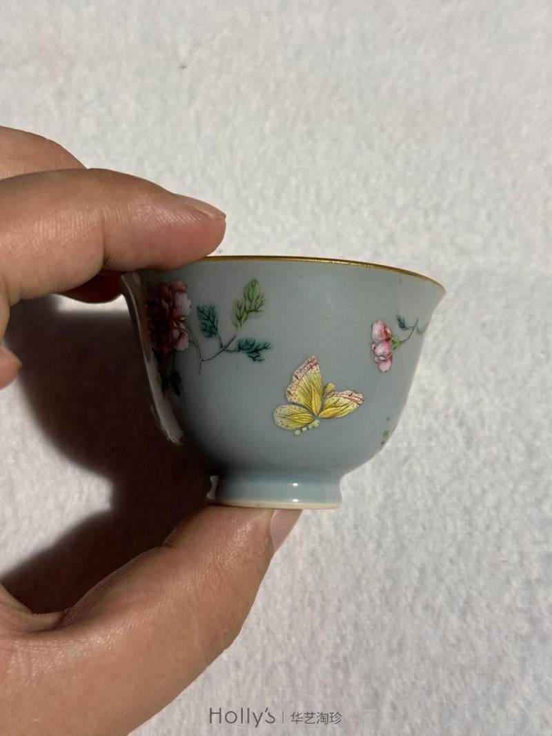 清乾隆 天蓝釉粉彩花蝶杯 - 图14
