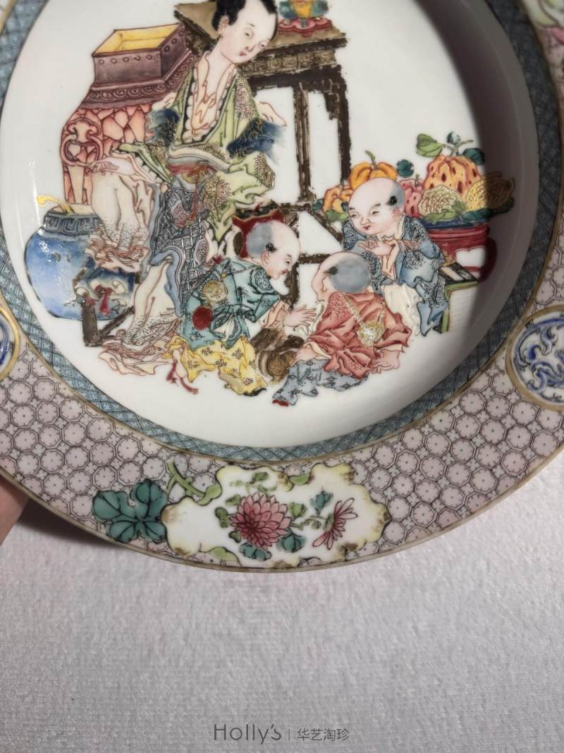 清雍正 广珐琅画仕女婴戏猜拳图折腰盘（唐金堂绘） - 图28