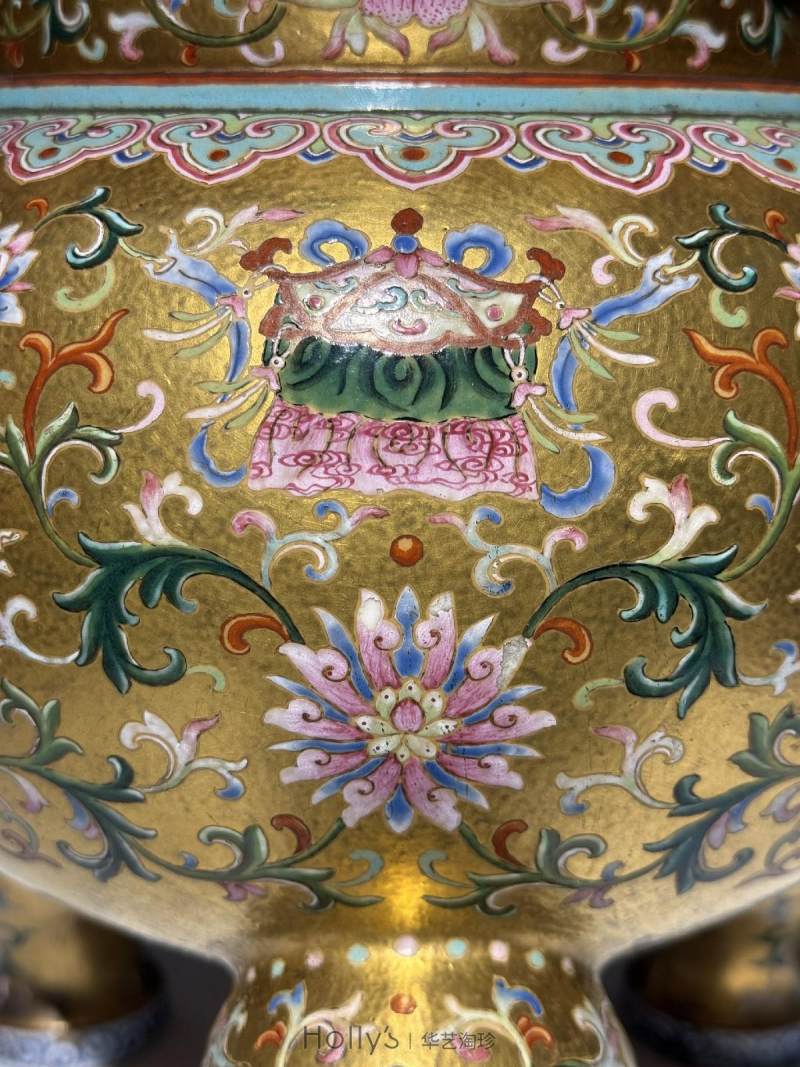清乾隆 御制金地粉彩番莲八吉祥纹朝天耳三足炉（配盖、座） - 图40