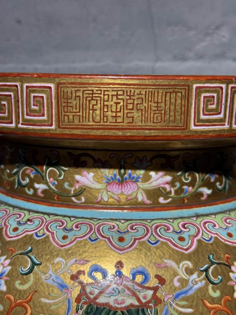 清乾隆 御制金地粉彩番莲八吉祥纹朝天耳三足炉（配盖、座） - 图41