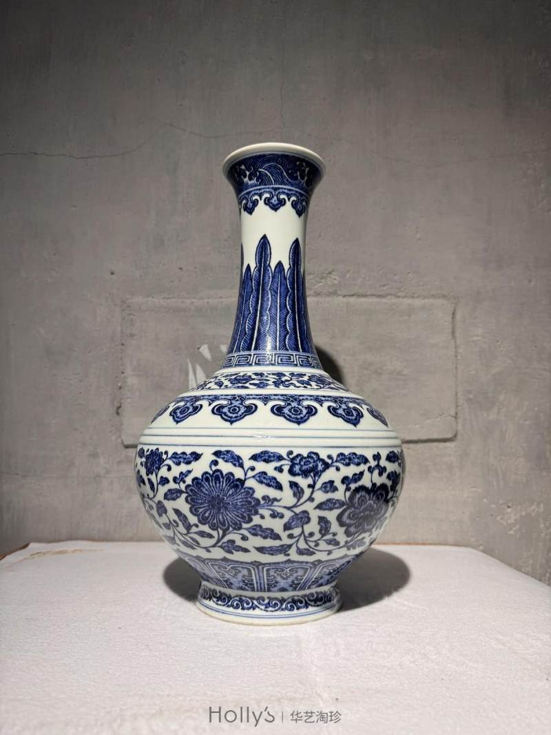 清乾隆 青花缠枝莲纹赏瓶（配座） - 图12