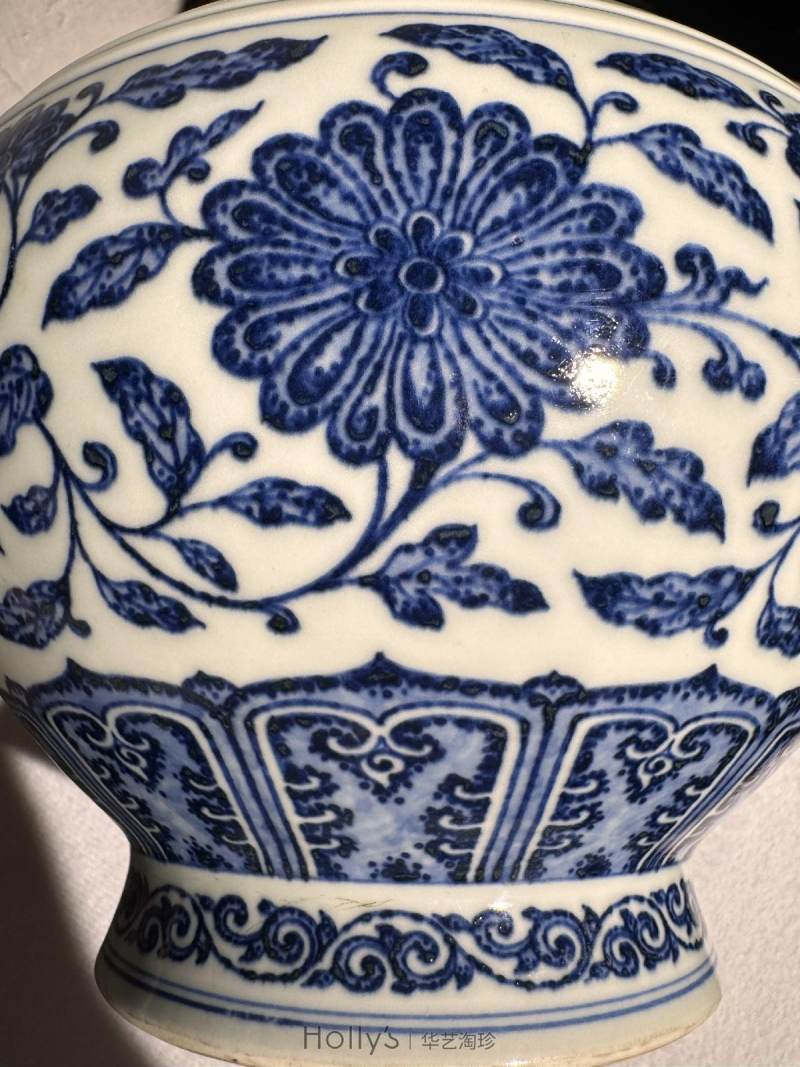 清乾隆 青花缠枝莲纹赏瓶（配座） - 图13