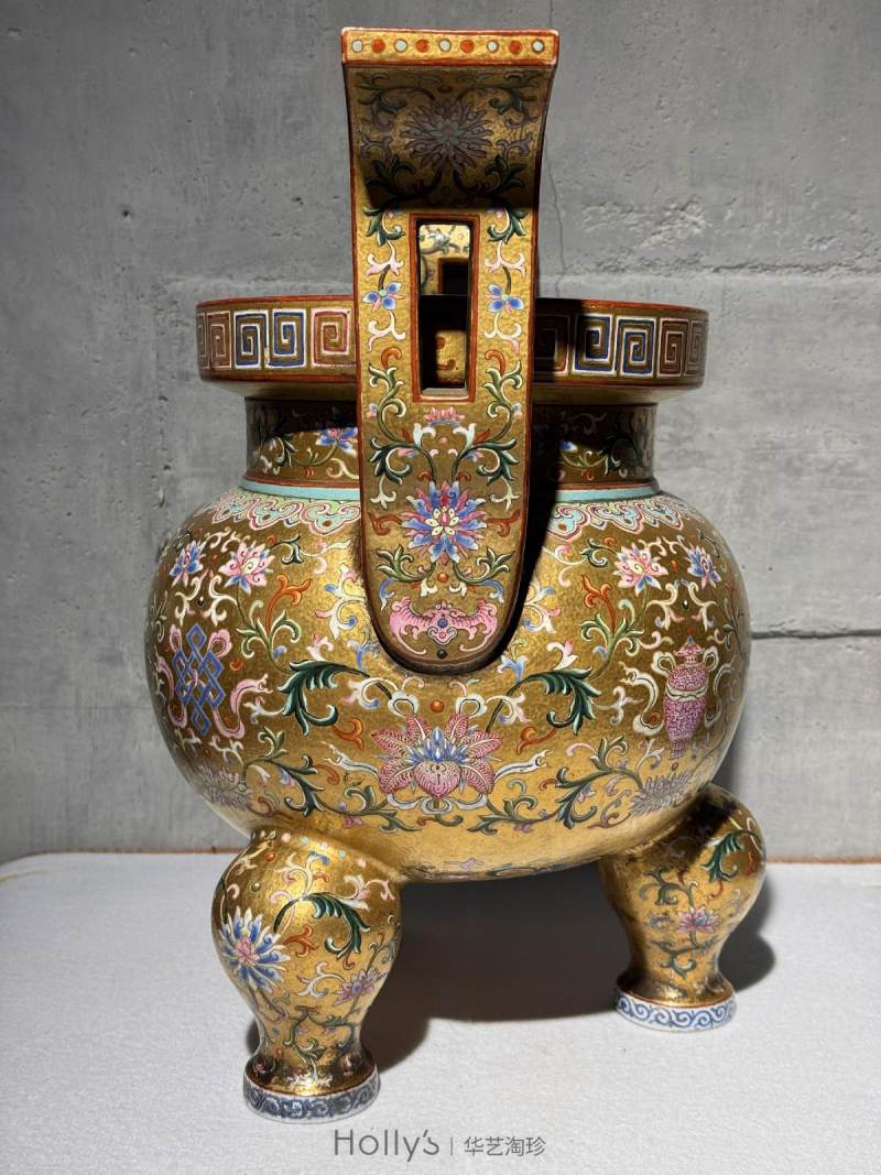 清乾隆 御制金地粉彩番莲八吉祥纹朝天耳三足炉（配盖、座） - 图45