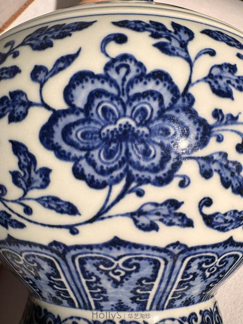 清乾隆 青花缠枝莲纹赏瓶（配座） - 图15