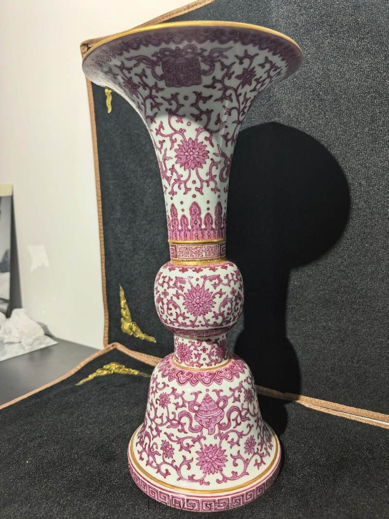 清乾隆 胭脂红彩八吉祥纹花觚 - 图26