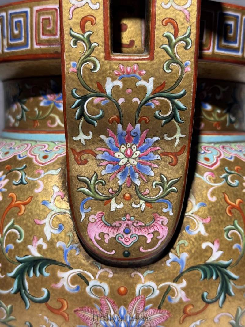 清乾隆 御制金地粉彩番莲八吉祥纹朝天耳三足炉（配盖、座） - 图46