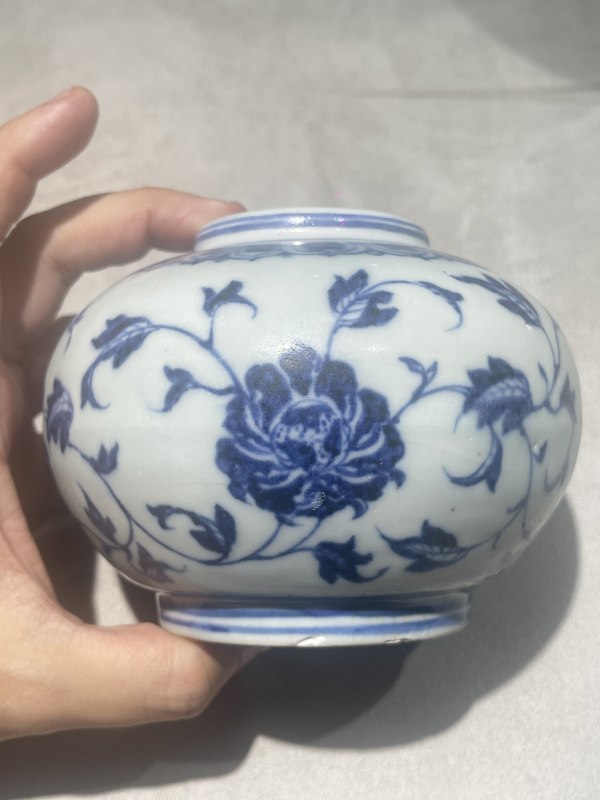 明宣德 青花缠枝花卉纹罐 - 图5