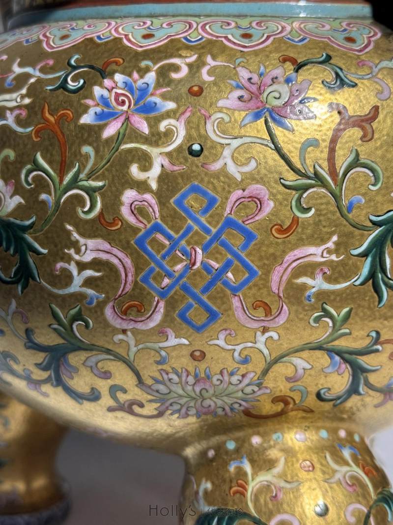 清乾隆 御制金地粉彩番莲八吉祥纹朝天耳三足炉（配盖、座） - 图48