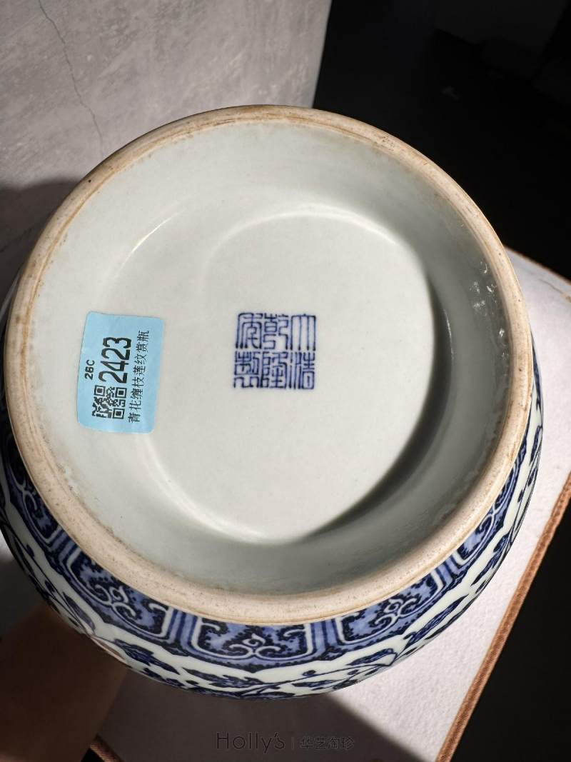 清乾隆 青花缠枝莲纹赏瓶（配座） - 图18