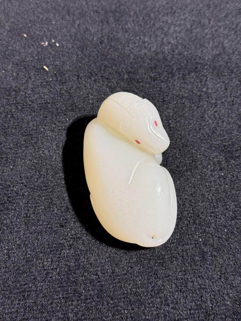 清乾隆 白玉嵌红宝石卧马 - 图15