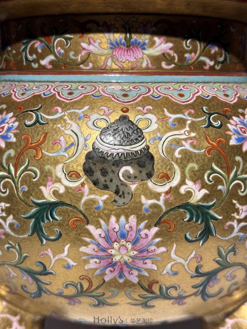 清乾隆 御制金地粉彩番莲八吉祥纹朝天耳三足炉（配盖、座） - 图49