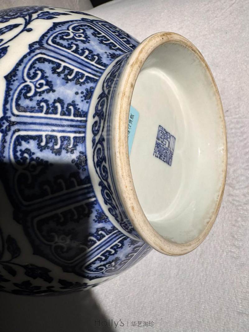 清乾隆 青花缠枝莲纹赏瓶（配座） - 图19