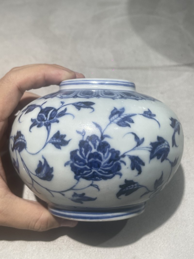 明宣德 青花缠枝花卉纹罐 - 图6