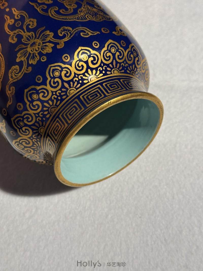 清乾隆 蓝地金银彩宝相花瑞蝠纹灯笼瓶 - 图37