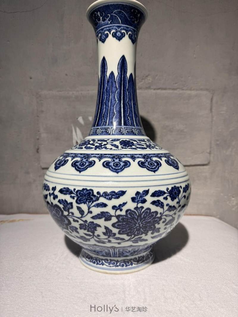 清乾隆 青花缠枝莲纹赏瓶（配座） - 图20