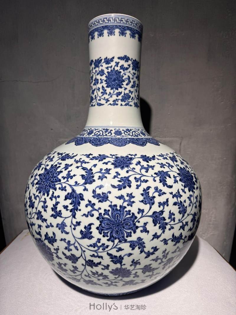 清雍正 青花缠枝莲纹大天球瓶 - 图24