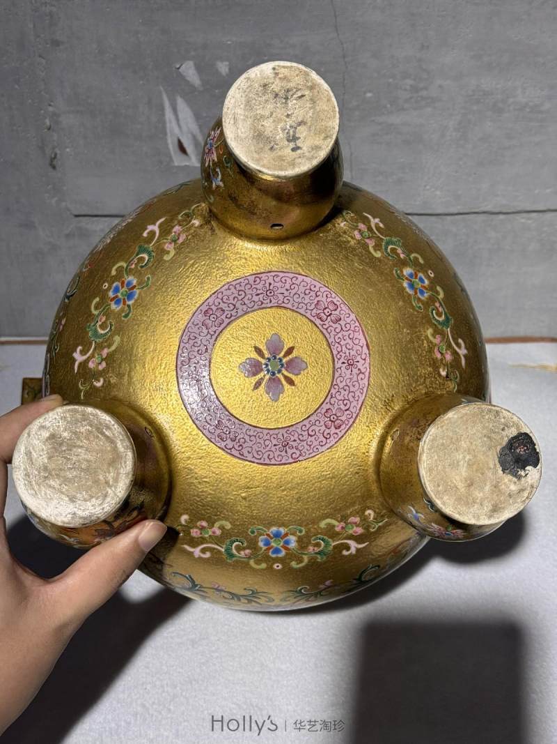 清乾隆 御制金地粉彩番莲八吉祥纹朝天耳三足炉（配盖、座） - 图52