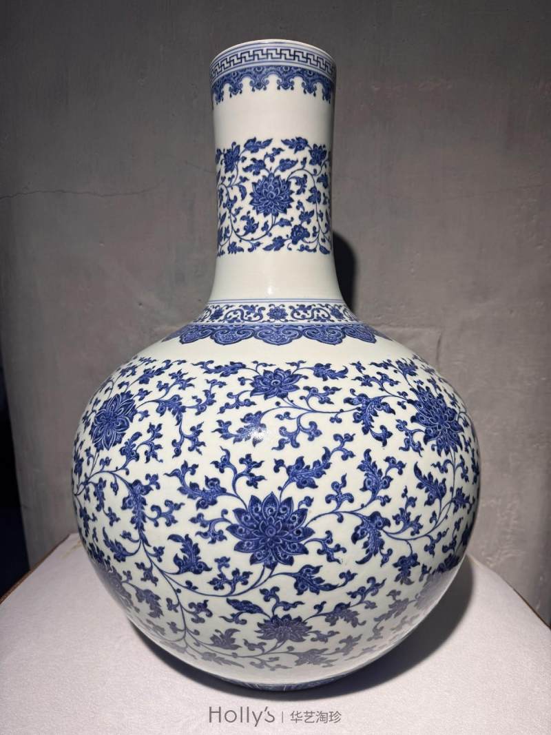 清雍正 青花缠枝莲纹大天球瓶 - 图26