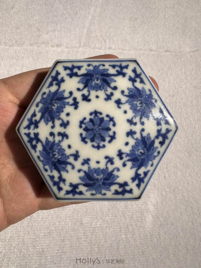 清乾隆 青花缠枝莲纹六角印泥盒 - 图10