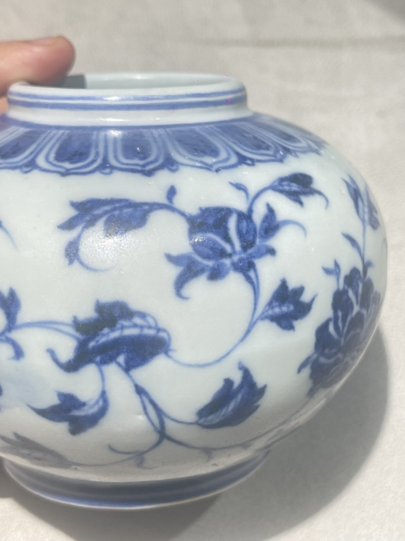 明宣德 青花缠枝花卉纹罐 - 图9