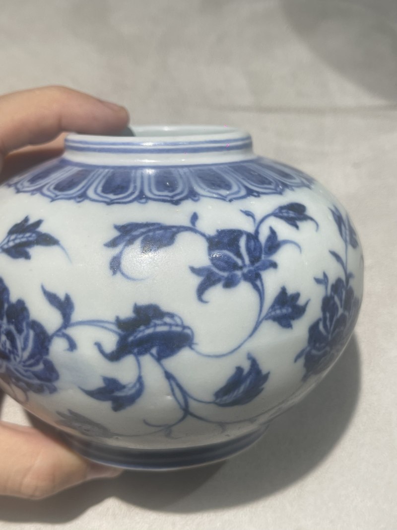 明宣德 青花缠枝花卉纹罐 - 图11