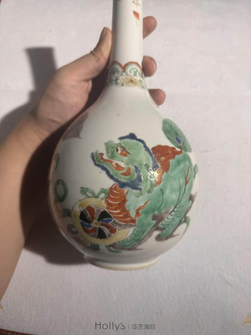清康熙 五彩狮子戏球胆瓶 - 图12