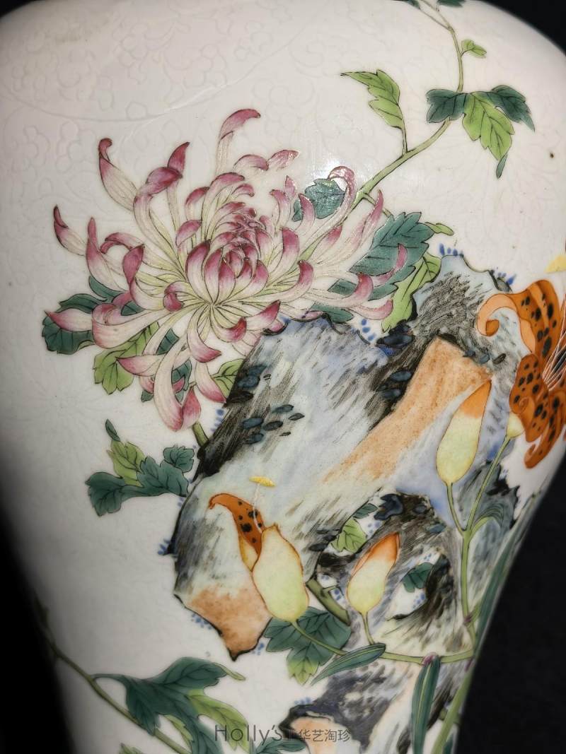清雍正 白釉暗刻缠枝莲粉彩萱寿延龄图梅瓶 - 图48