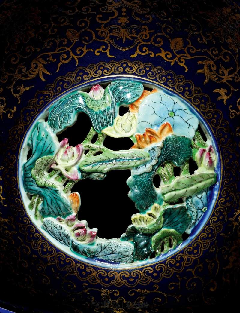 清乾隆 蓝地描金开光镂雕粉彩四季花卉套瓶 - 图32