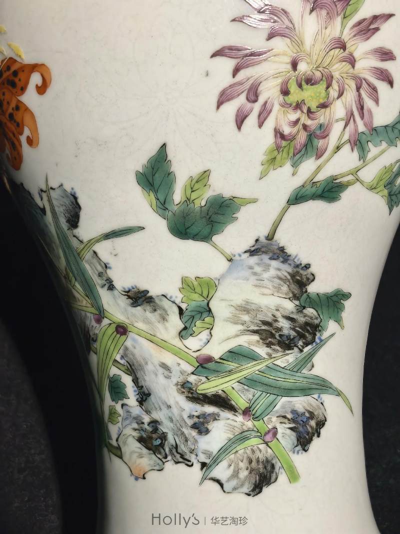 清雍正 白釉暗刻缠枝莲粉彩萱寿延龄图梅瓶 - 图50