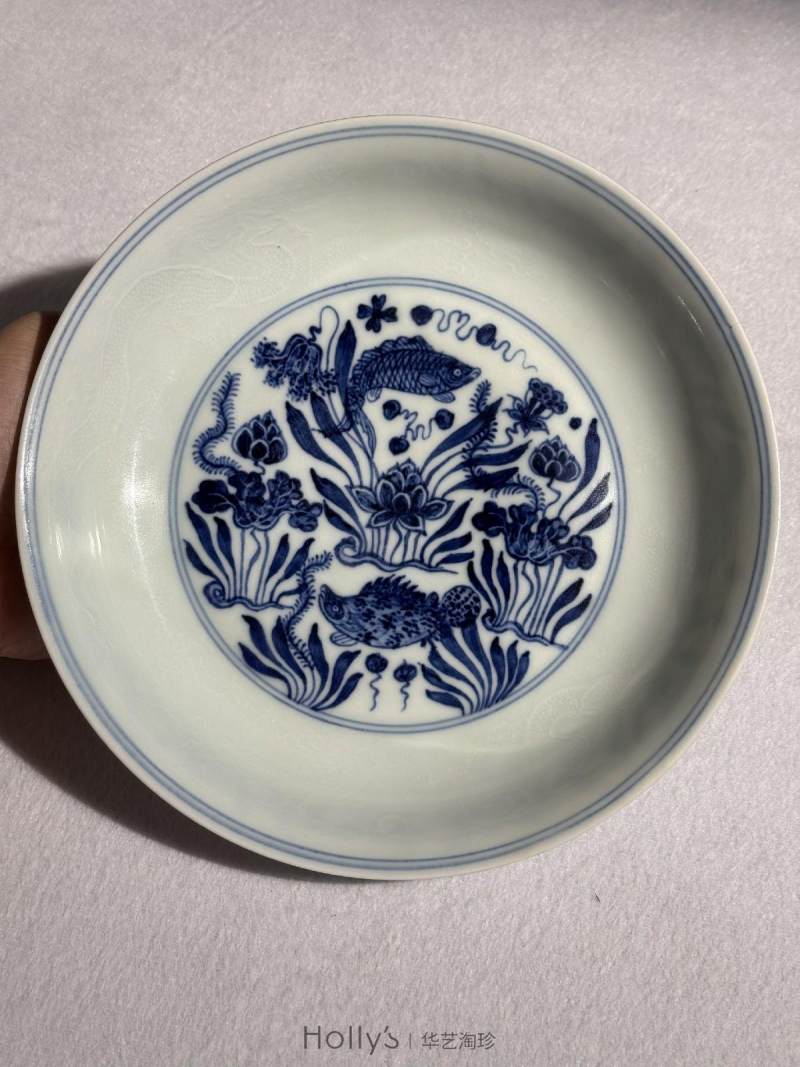 明宣德 模印龙纹青花鱼藻纹盘 - 图21