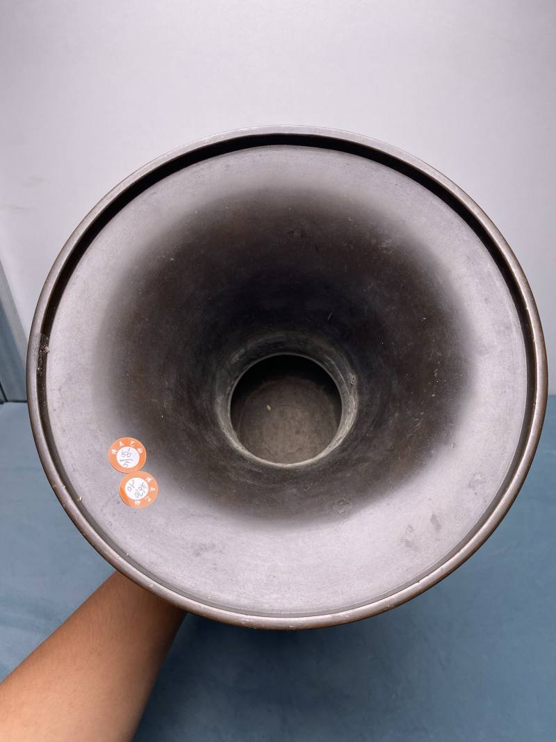 清 铜局部鎏金海水纹狮耳瓶一对 - 图31