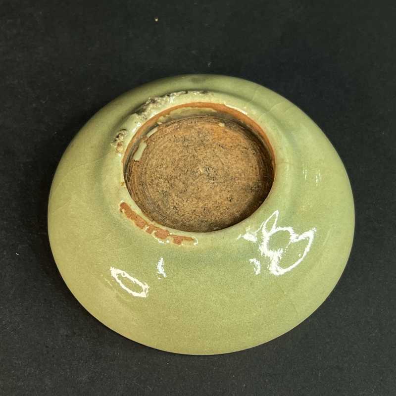 明 龙泉窑花卉纹卧足碟一对 - 图3