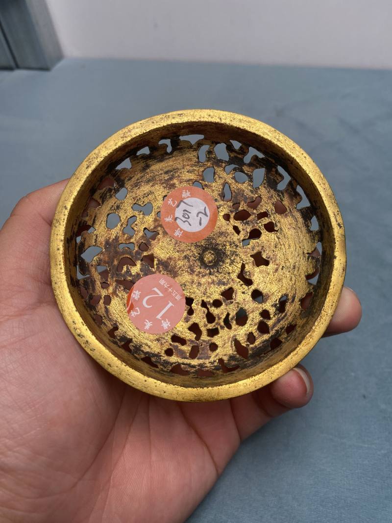 清乾隆 铜鎏金造办处喜上眉梢狮钮衔环耳三足炉 - 图12