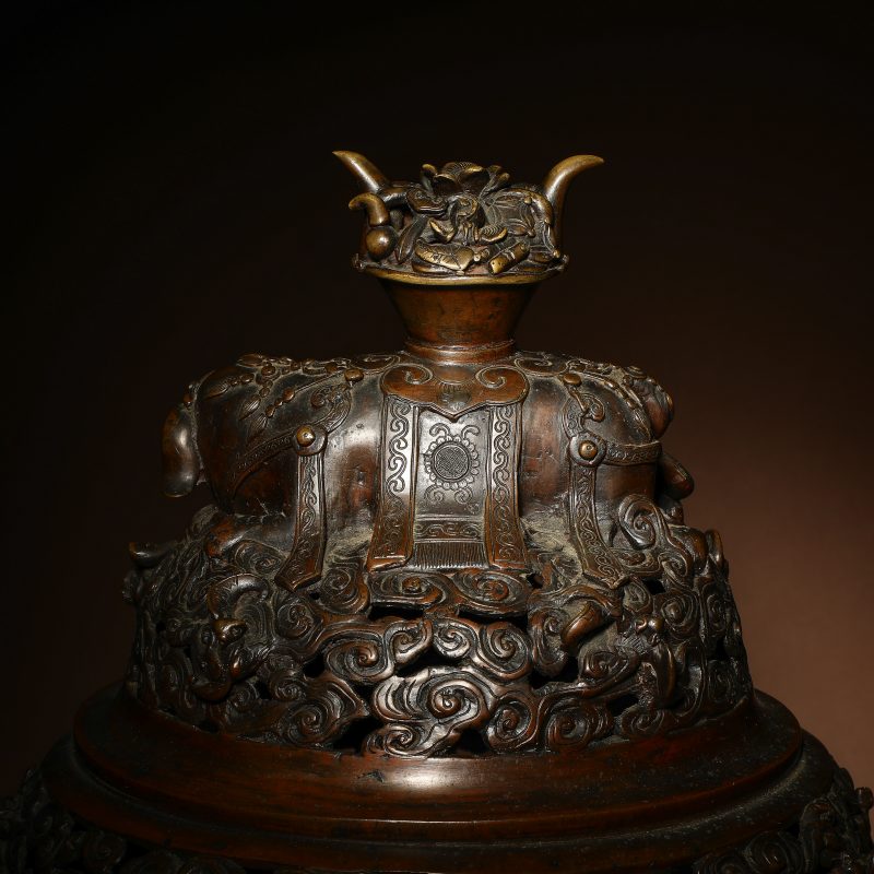 清乾隆 铜八仙人物图太平有象三足大熏炉（附原配底座） - 图15