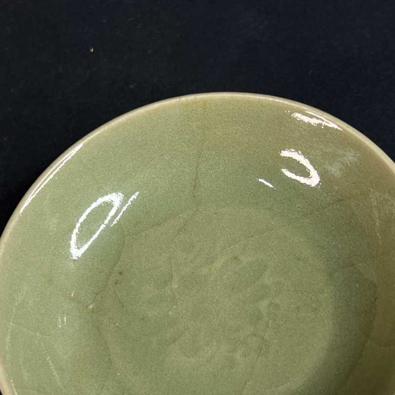 明 龙泉窑花卉纹卧足碟一对 - 图5