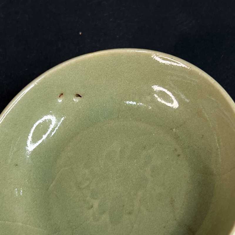 明 龙泉窑花卉纹卧足碟一对 - 图6