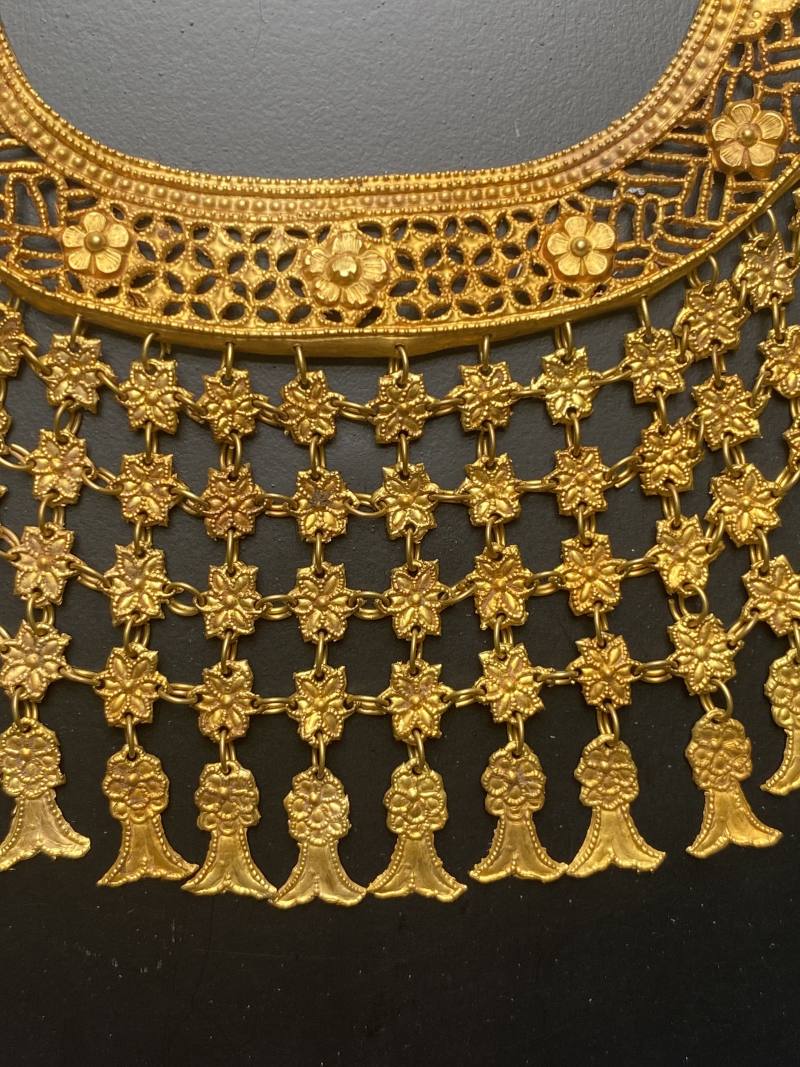 明 缠枝花卉纹金梳帘 - 图6