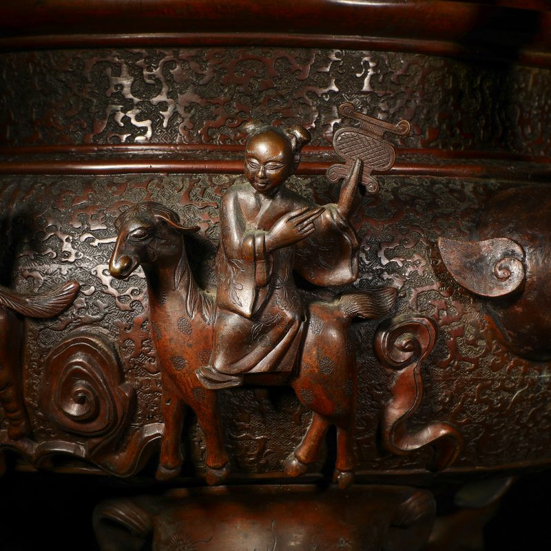 清乾隆 铜八仙人物图太平有象三足大熏炉（附原配底座） - 图21