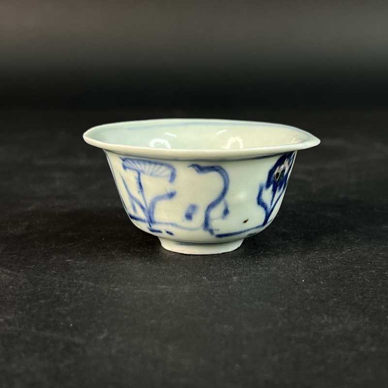明中期 青花釉里红荷塘纹杯