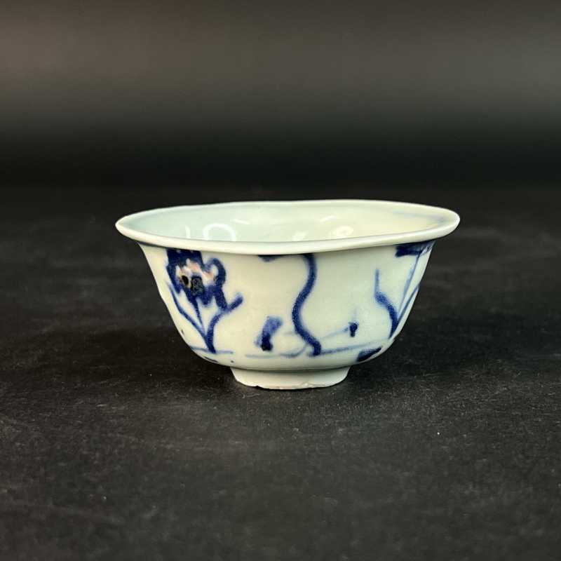 明中期 青花釉里红荷塘纹杯 - 图2