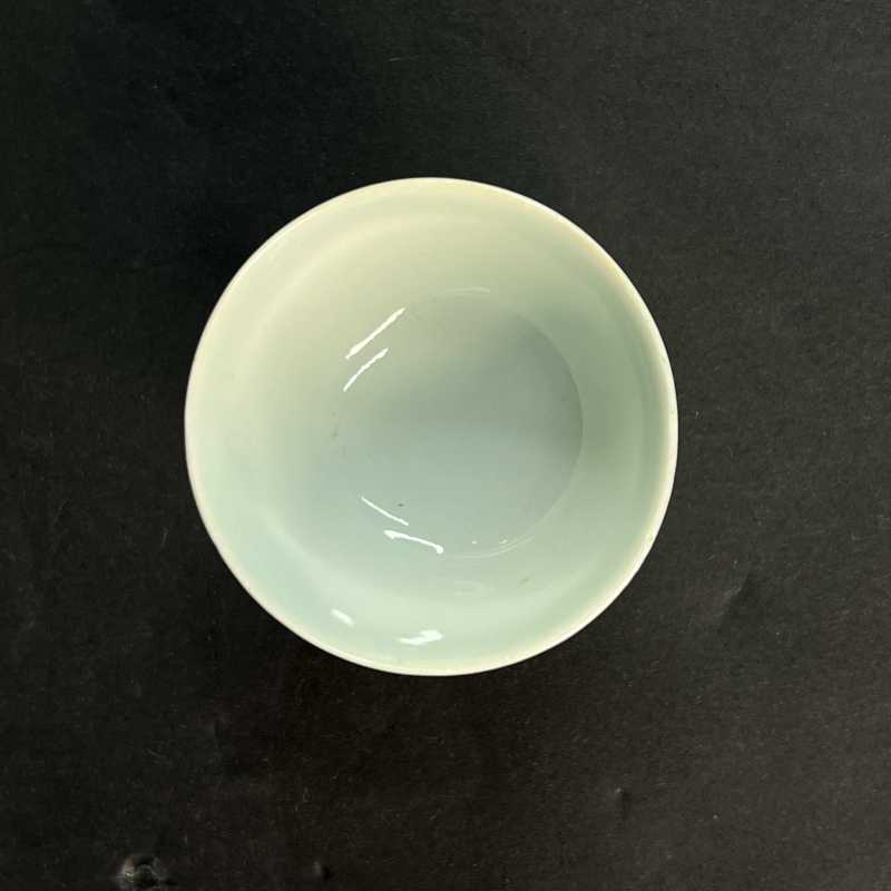 民国 绿地轧道粉彩花蝶纹杯 - 图4