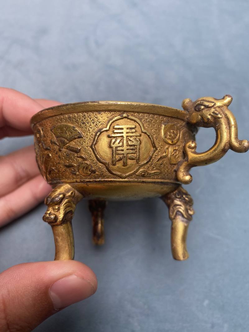 清乾隆 铜鎏金“福寿康宁”杂宝纹双龙耳杯 - 图11