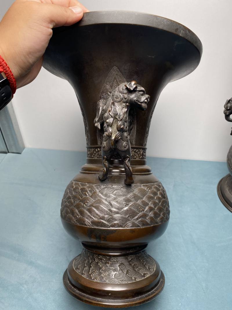 清 铜局部鎏金海水纹狮耳瓶一对 - 图23