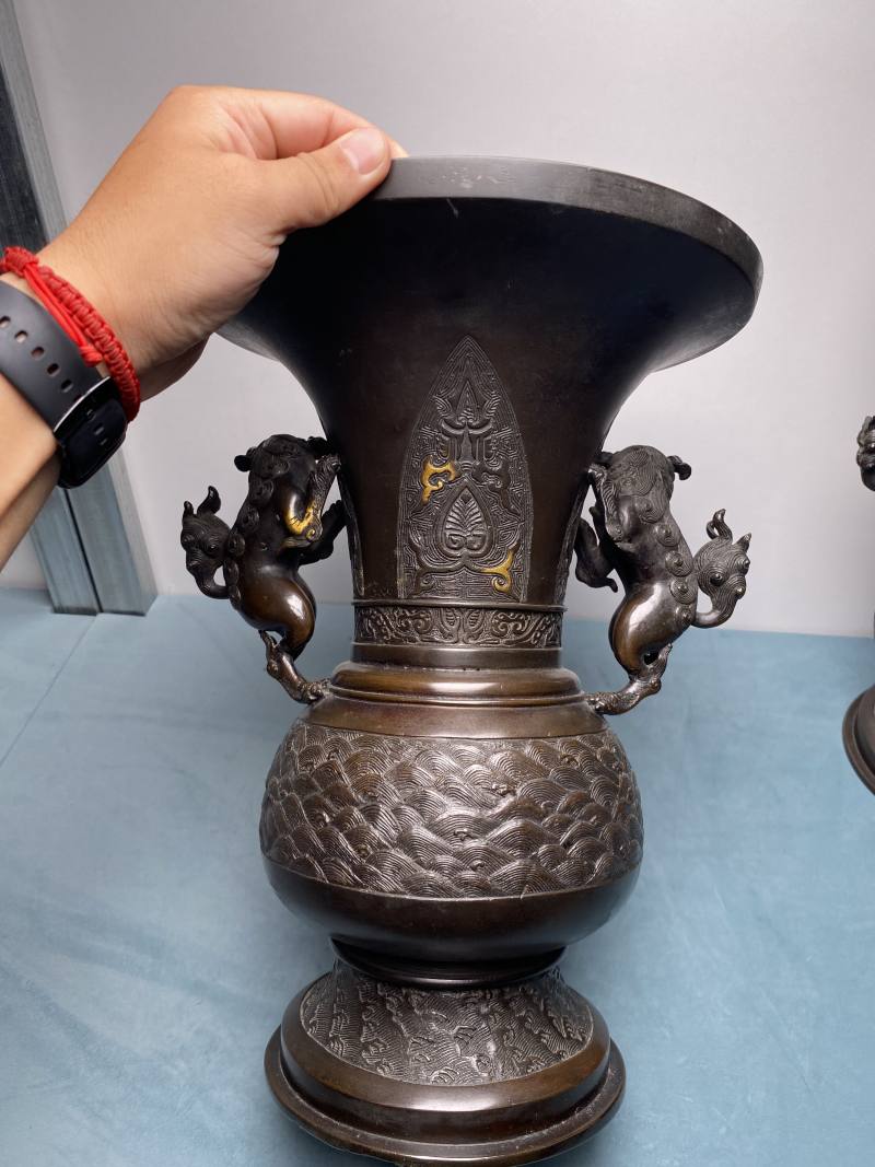 清 铜局部鎏金海水纹狮耳瓶一对 - 图24