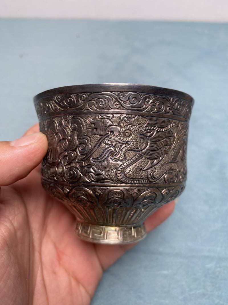 清 银錾刻双龙戏珠佛家八宝纹杯托一套 - 图14